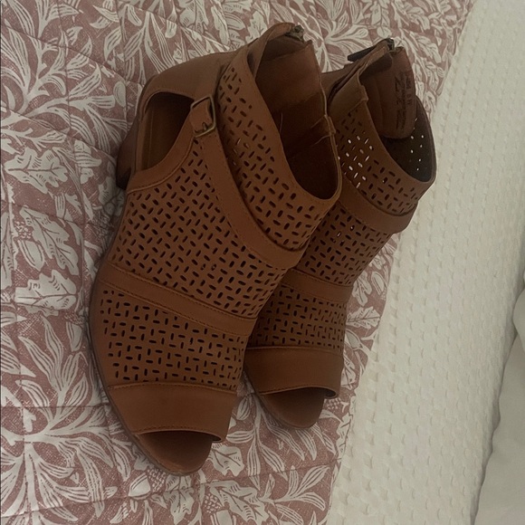 Easy Street Sz 6W Caramel Brown Peep-Toe Ankle Boots Shooties Zip Back - Picture 3 of 12